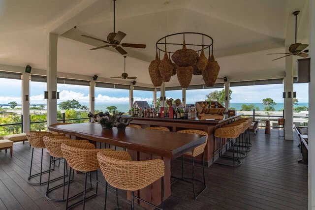 Anantara_Desaru_Coast_Resort_And_Villas_Bar_Observatory_Bar_And_Barrtender