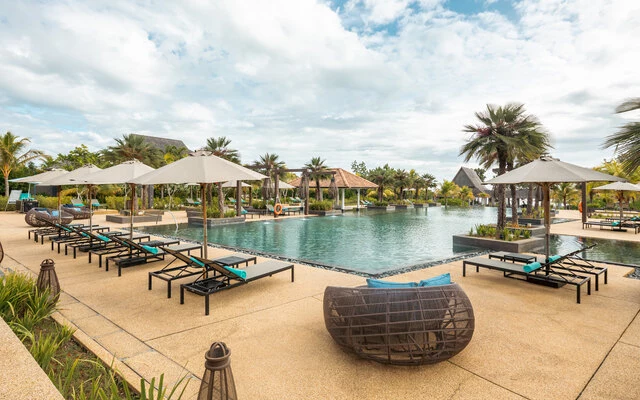 Anantara_Desaru_Coast_Resort_And_Villas_Lagoon_Pool_and_Bar_Exterior_View_Property_Amenity (2)