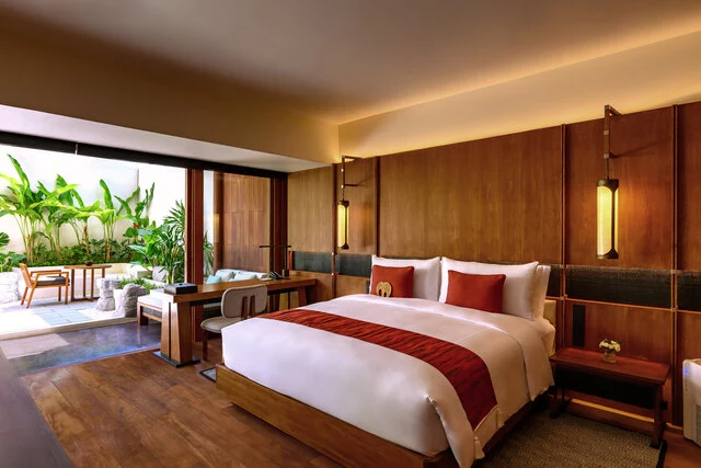 Anantara_Chiang_Mai_Resort_Guest_Room_Lanna_Garden_Terrace_Suite_Bed_with_Garden_View