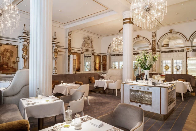 664771-Anantara_Grand_Hotel_Krasnapolsky_Amsterdam_Restaurant_gastronomy_The_White_Room_interior_view_wine_setting-7867x5247-2ece72-large-1775074629
