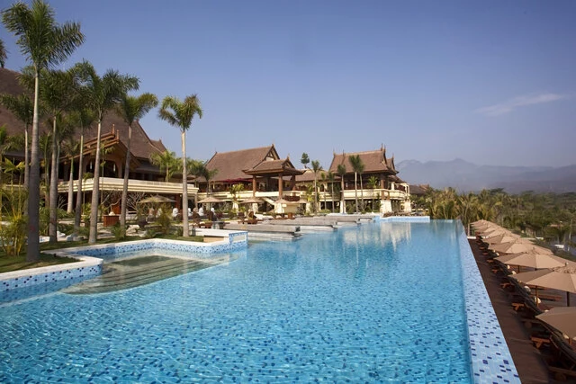 Anantara_Xishuangbanna_Resort_Pool_View_and_Hotel_Building-5621x3751