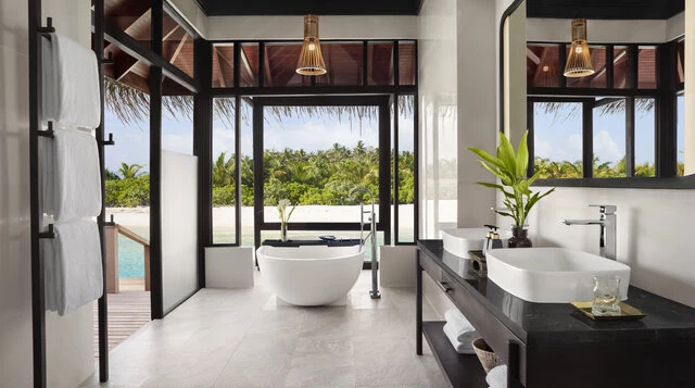 Anantara_Veli_Maldives_Resort_Deluxe_Over_Water_Villa_Bathroom-6200x3463