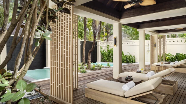 Anantara_Veli_Maldives_Resort_Spa_Interior_Loungers_Pool-6200x3487