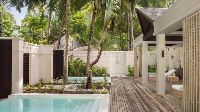 Anantara_Veli_Maldives_Resort_Spa_Exterior_Pool_Deck-6200x3487