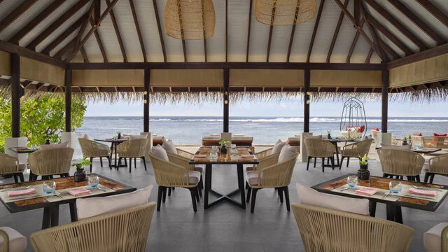 Anantara_Veli_Maldives_Resort_Restaurant_Dhoni_Bar_Interior-6200x3488