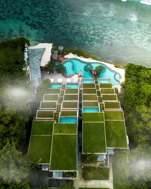 Anantara_Uluwatu_Bali_Resort_Exterior_view_Infinity_Pool_Aerial_View-1500x1875