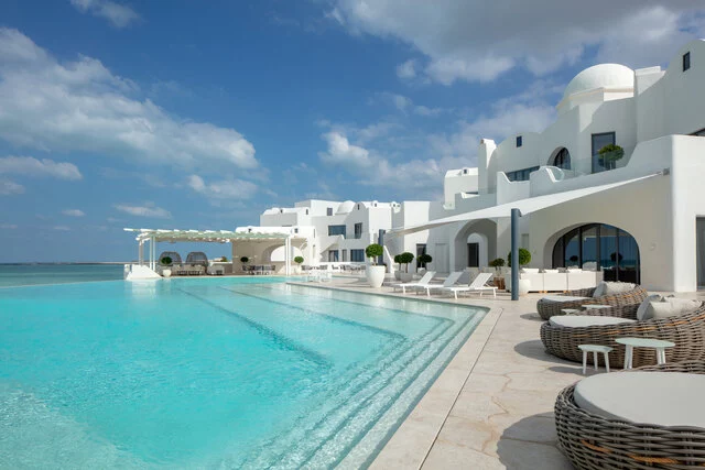 Anantara_Santorini_Abu_Dhabi_Retreat_Pool_Overview_Sea_View