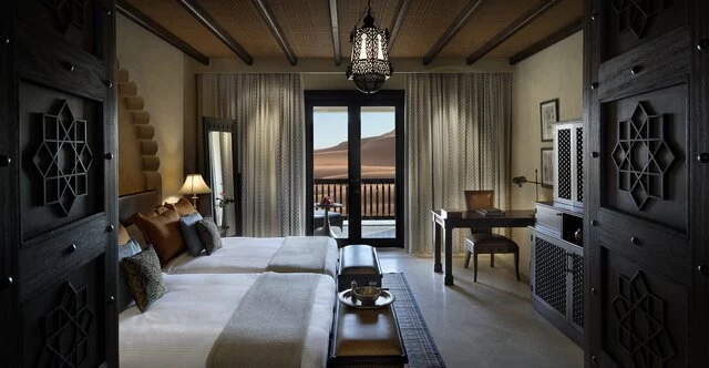 Qasr_Al_Sarab_Desert_Resort_by_Anantara_Guest_Room_Deluxe_Balcony_Room_Bedroom_Twin_Beds.JPG
