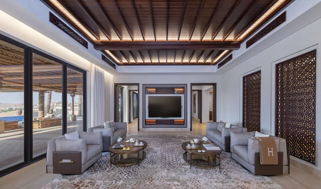 Qasr_Al_Sarab_Desert_Resort_by_Anantara_Guest_Room_AlSarab_Living_Room_TV