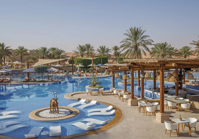 Qasr_Al_Sarab_Desert_Resort_by_Anantara_Pool_View_Exterior_Swimming Pool_Adults_Lounge_and_Bar_Daylight-6686x4667