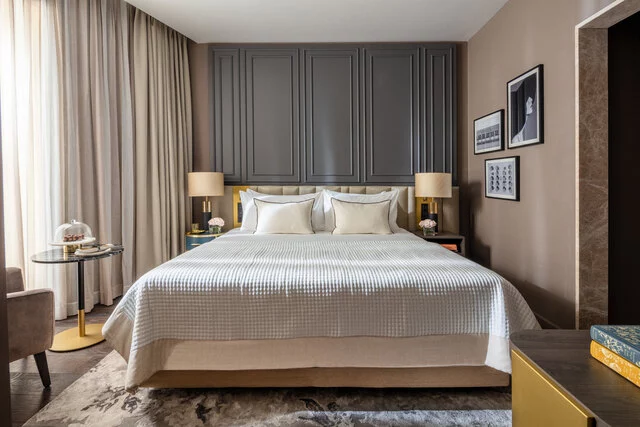 Anantara_Plaza_Nice_Deluxe_Garden_View_Balcony_Bed_Straight_On_1017