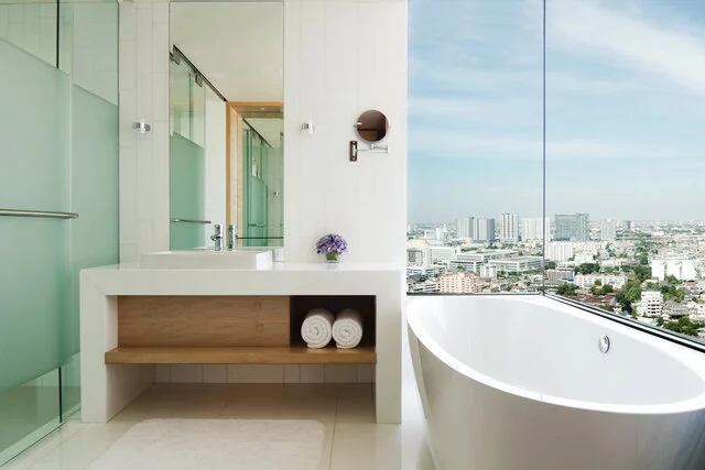 Avani_Plus_Riverside_Bangkok_Hotel_Guest_Room_Bathtub_with_River_View