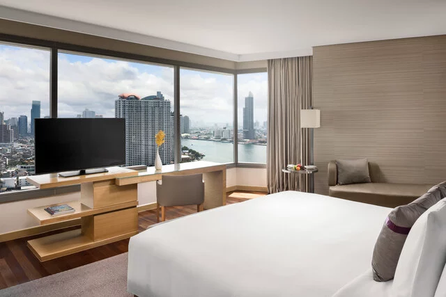 Avani_Plus_Riverside_Bangkok_Hotel_Guest_Room_Junior_Suite_Bedroom_with_River_View