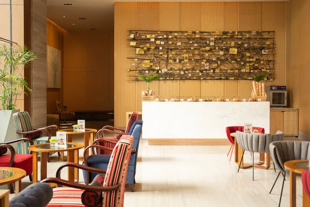 Avani_Plus_Riverside_Bangkok_Restaurant_Mocha_and_Muffins_Riverside_Seating_Area_with_counter