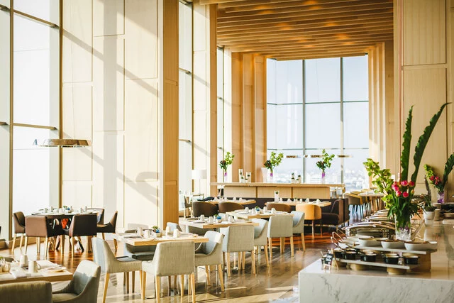 Avani_Plus_Riverside_Bangkok_Hotel_Restaurant_table_setup