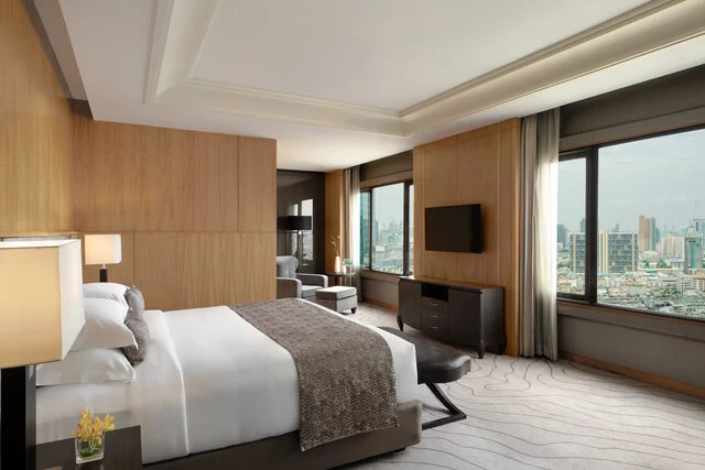 Avani_Ratchada_Bangkok_Hotel_Guest_Room_Presidential_Suite_King_Bed_Window