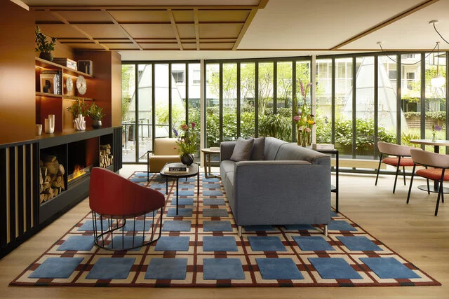 Avani_Museum_Quarter_Amsterdam_Hotel_Lobby_fireplace_comfy_sitting