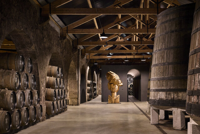 Tivoli_Kopke_Porto_Gaia_Art_Manolo_Valdes_Cabeza_de_caracol_monumental_madera_3.jpg