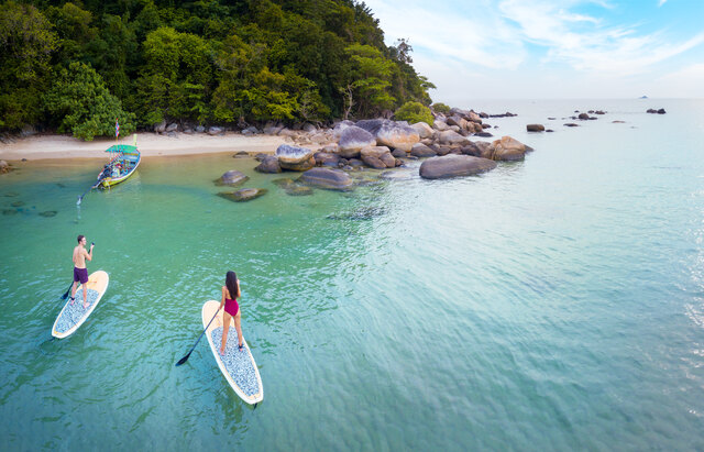 Anantara_Layan_Phuket_Resort_Recreation_Activity_Couple_on_Paddle_Board_on_the_Andaman_Ocean.jpg