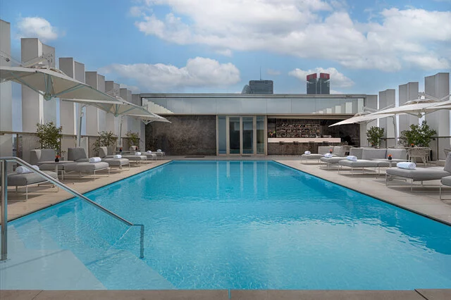 NH_Collection_Milano_CityLife_Bar_Swimming_pool_Terrace_The_District_Rooftop_Deck_Chairs_Sunfun_Parasol_Plants