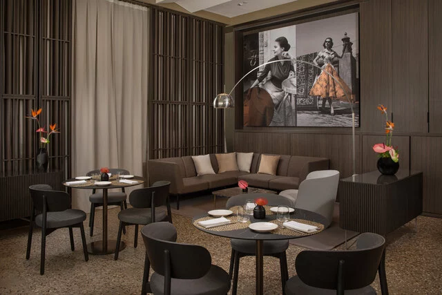NH_Collection_Milano_CityLife_Restaurant_Tailors_Lamp_Flowers_Chairs_Tables
