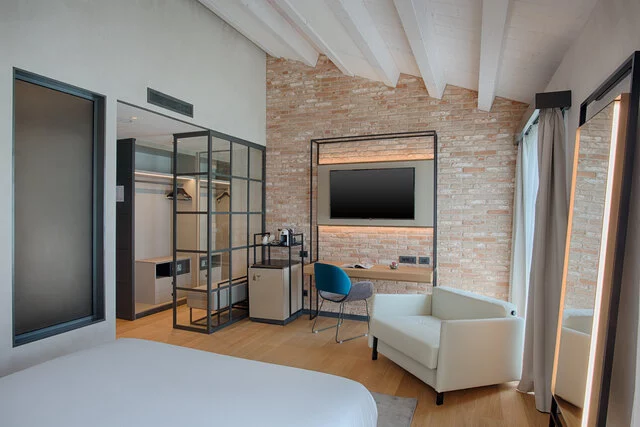 NH_Collection_Murano_Villa_Room_Junior_Suite_Laguna_View_Desk_Sofa