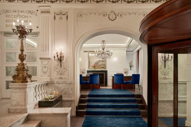 Tivoli_Doelen_Amsterdam_Lobby_reception_desk_blue_carpet_chandelier