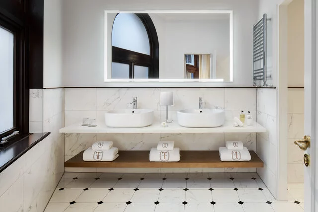 Tivoli_Doelen_Amsterdam_Guest_Room_Empress_Suite_Bathroom_Marble_Floor_Mirror_Towels_White_Sink-8547x5698
