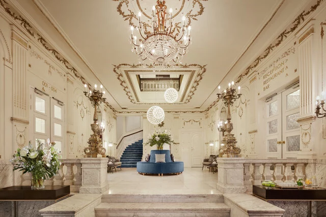 Tivoli_Doelen_Amsterdam_Lobby_and_reception_blue_coach_flowers_stairs_elevator-8633x5756