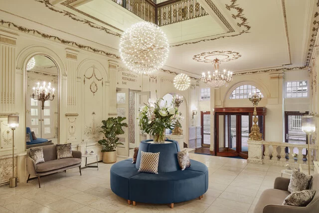 Tivoli_Doelen_Amsterdam_Lobby_and_Reception_Entrance_Blue_coach_flowers_lights_pillows-8639x5760