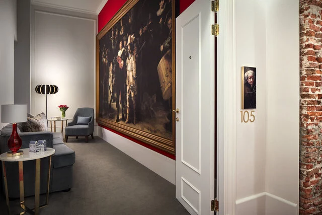 Tivoli_Doelen_Amsterdam_Guest_Room_Rembrandt_Suite_105_Entrance_Door_Night_Watch_Painting_Sofa_Coffe_Table_flowers_art_gray_carpet-8532x5688
