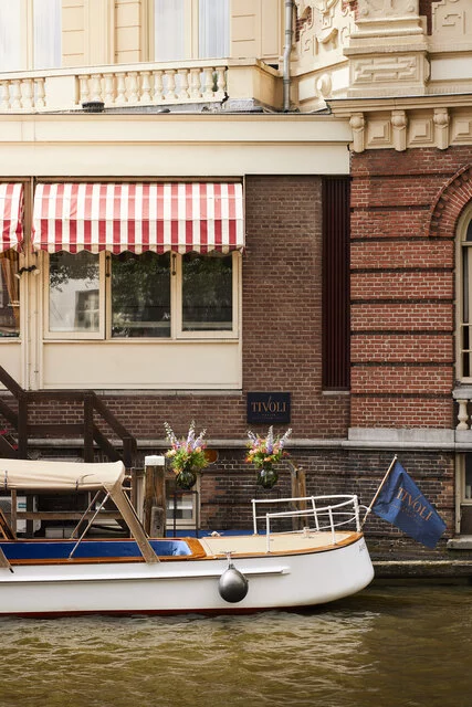 Tivoli_Doelen_Amsterdam_Facade_boat_view_canal_blue-5428x8138