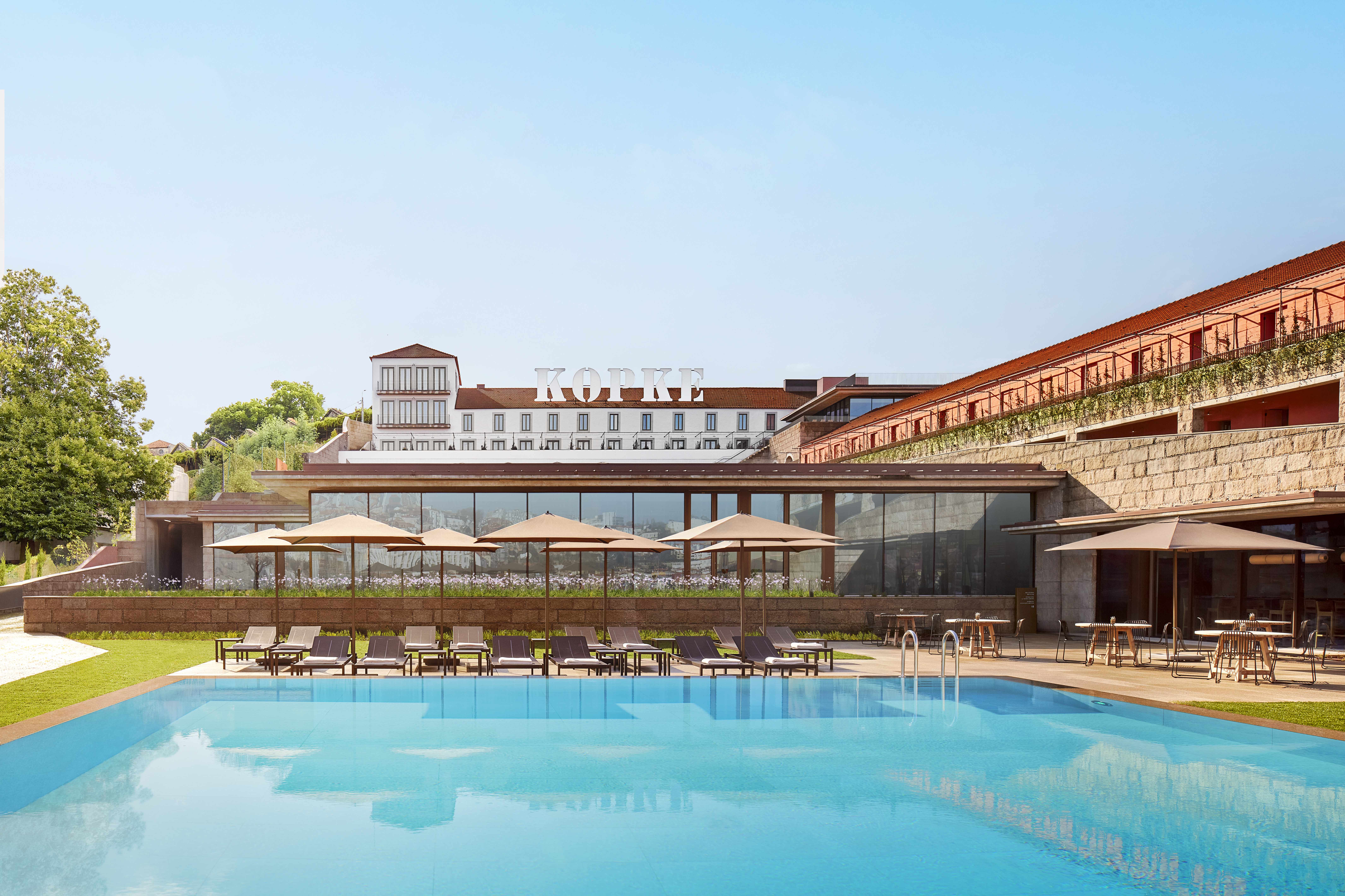 Tivoli_Kopke_Porto_Gaia_Hotel_Exterior_View_Pool_Facade.jpg