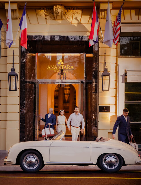Anantara_Plaza_Nice_Hotel_lifestyle_Entrance_Vintage_Car_Couple.jpg
