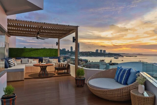 Avani_Pattaya_Resort_Guest_Room_Sea_View_Corner_Suite_Bedroom_Balcony_Sunset_2