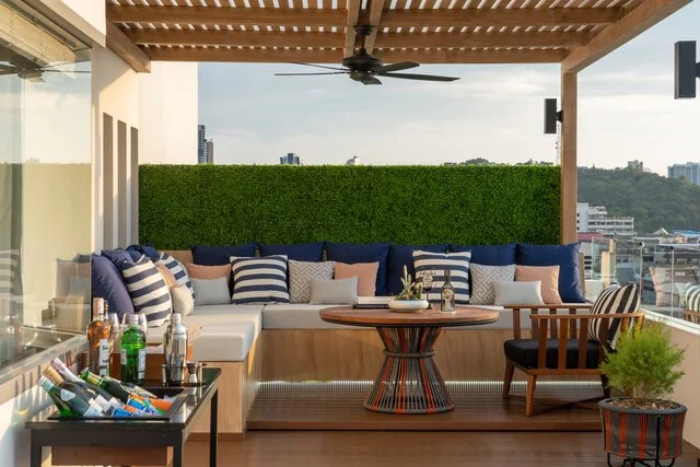 Avani_Pattaya_Resort_Guest_Room_Sea_View_Corner_Suite_Balcony_Bar_Set_Up