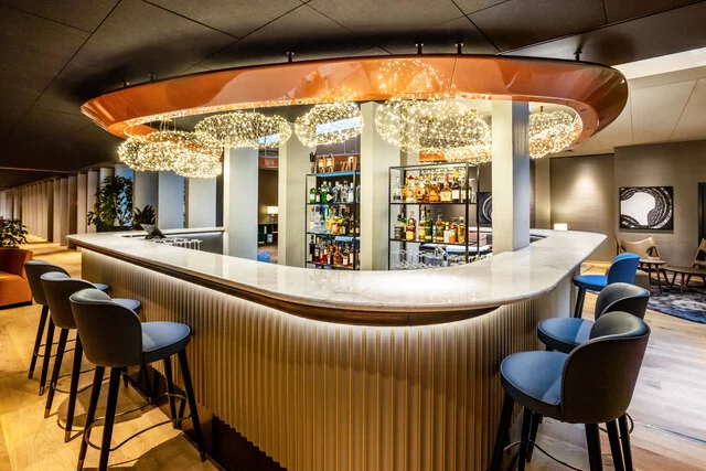 NH_Collection_Copenhagen_Bar_with_blue_bar_stool-8192x5464