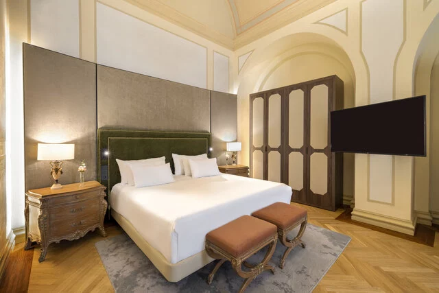 NH_Collection_Prague_Carlo_IV_Room_Carlo_IV_suite_interior_king_size_bed-8166x5447