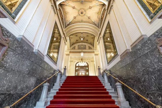 NH_Collection_Prague_Carlo_IV_Lobby_and_reception_entrance_stairs_red_carpet-8166x5447