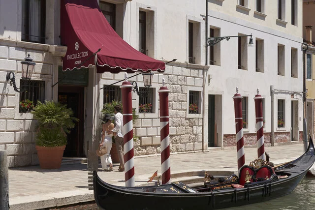 NH_Collection_Grand_Hotel_Palazzo_Dei_Dogi_Facade_Couple_Gondola_Sunlight_Plants