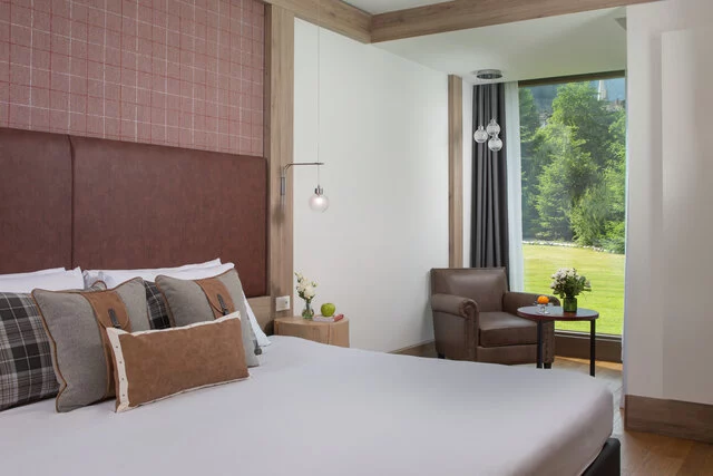 NH_Collection_Alagna_Mirtillo_Rosso_Room_Family_Bed_Bow_Window