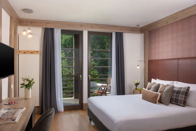 NH_Collection_Alagna_Mirtillo_Rosso_Room_Superior_Deluxe_Curtains_Open