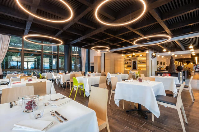 NH_Collection_Mirtillo_Rosso_Restaurant_Tables_Lights_On