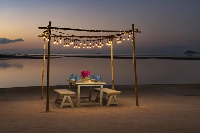 Avani_Plus_Samui_Resort_Beach_Dining_in_the_Evening-7952x5304