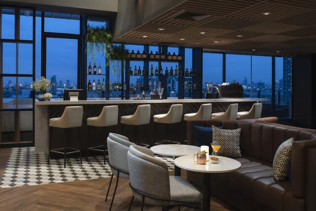 Avani_Sukhumvit_Bangkok_Hotel_Bar_Greenhouse_Bar_Counter_at_Night-6016x4016
