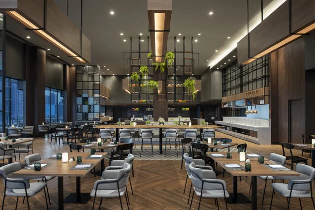 Avani_Sukhumvit_Bangkok_Hotel_Restaurant_Greenhouse_Indoor_Dining_Area-6016x4016