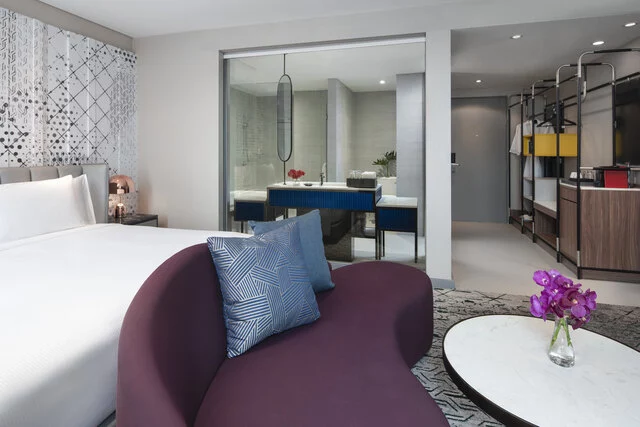Avani_Sukhumvit_Bangkok_Hotel_Guest_Room_Deluxe_King_Room_and_or_Deluxe_Skyline_King_Bedroom_and_Lounge-6016x4016