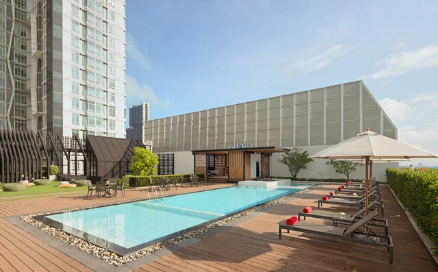 Avani_Sukhumvit_Bangkok_Hotel_Property_Amenity_Swimming_Pool_with_Sun_Loungers (V1)