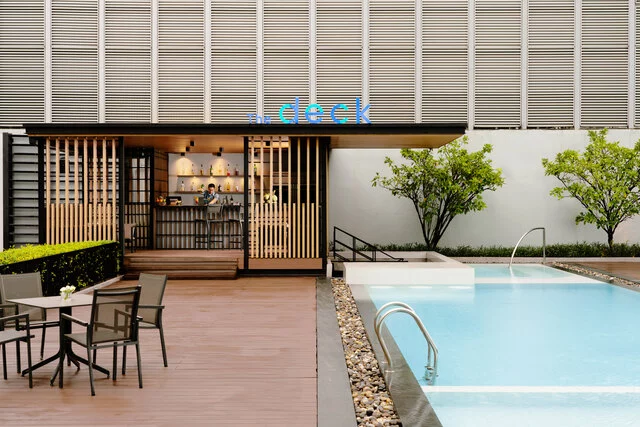 Avani_Sukhumvit_Bangkok_Hotel_Pool_Bar_with_Bartender