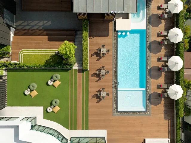 Avani_Sukhumvit_Bangkok_Hotel_Property_Amenity_Swimming_Pool_with Sun_Loungers_Top_View